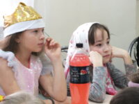 К нам приходит праздник в дом, что зовётся Рождеством!
